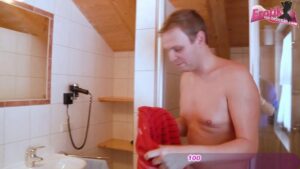 Blowjob im Badezimmer von einer schlanken Teen